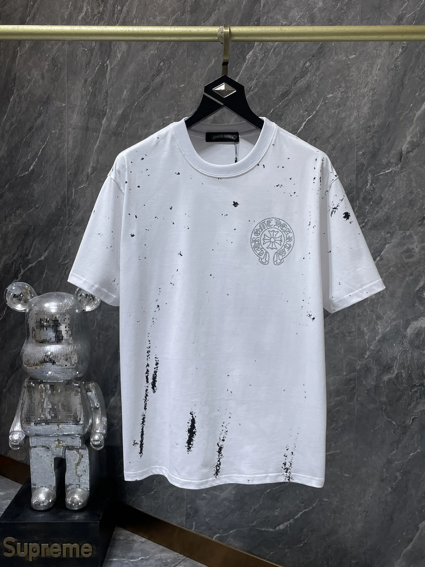 P160 New Chrome Hearts 25ss for summer. High gram weight, environmentally friendly and high-quality top-grade fabric. 260g~270g. Chrome graffiti splashed ink and hot diamond horseshoe short sleeves. Counter synchronization. 1:1 replica version. Recommended colors: white, black. Size: S, M, L, XL.